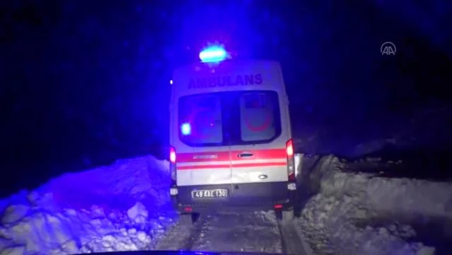 Yolu kardan kapanan köydeki hasta için ekipler seferber oldu