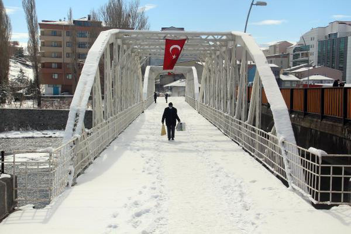 \'Yüksek riskli\' Ardahan\'da, eksi 15 derecede sokaklar boş kaldı