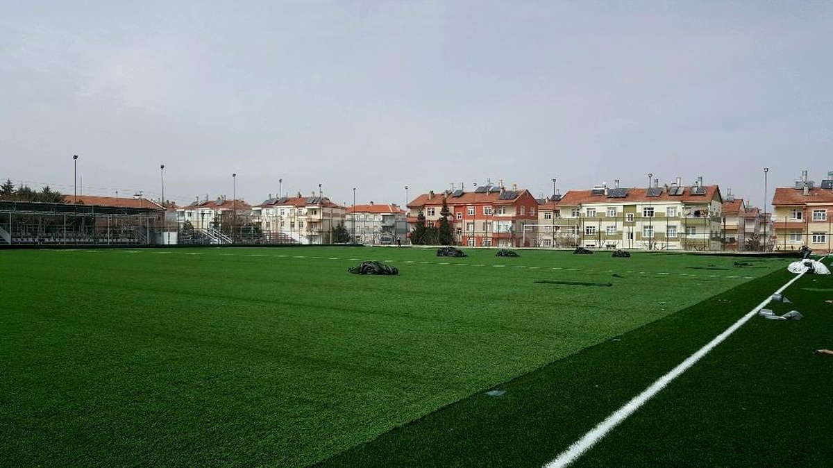 Yunuskent Futbol Sahası\'nda yenileme çalışmaları devam ediyor