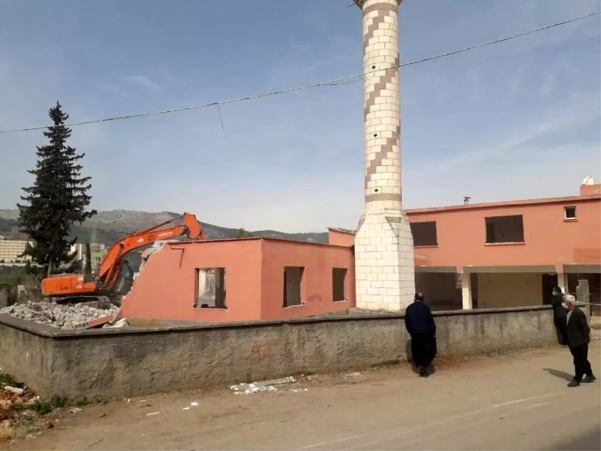 40 yıllık cami yenilenmek üzere yıkıldı