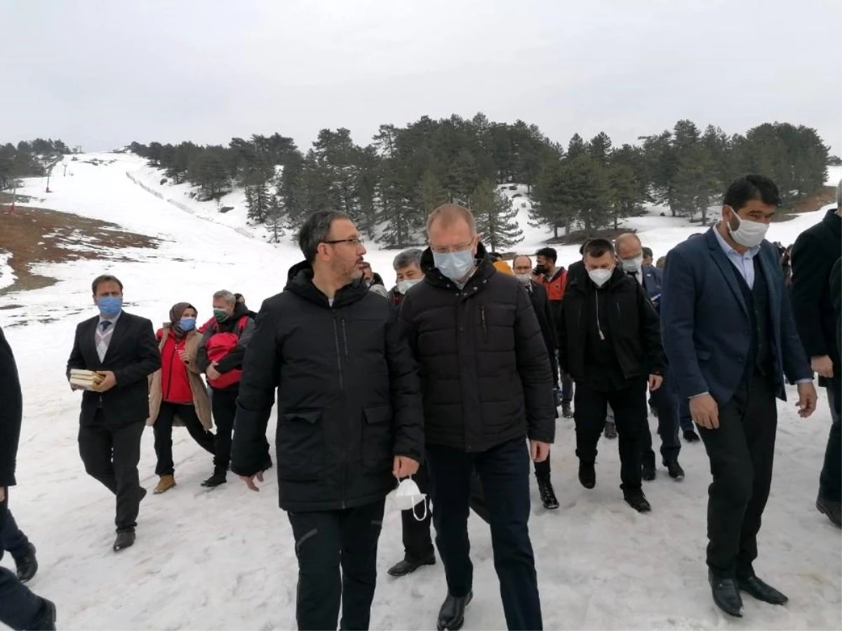 Son dakika: Bakan Kasapoğlu, Murat Dağı Termal Kayak Merkezi\'ni ziyaret etti
