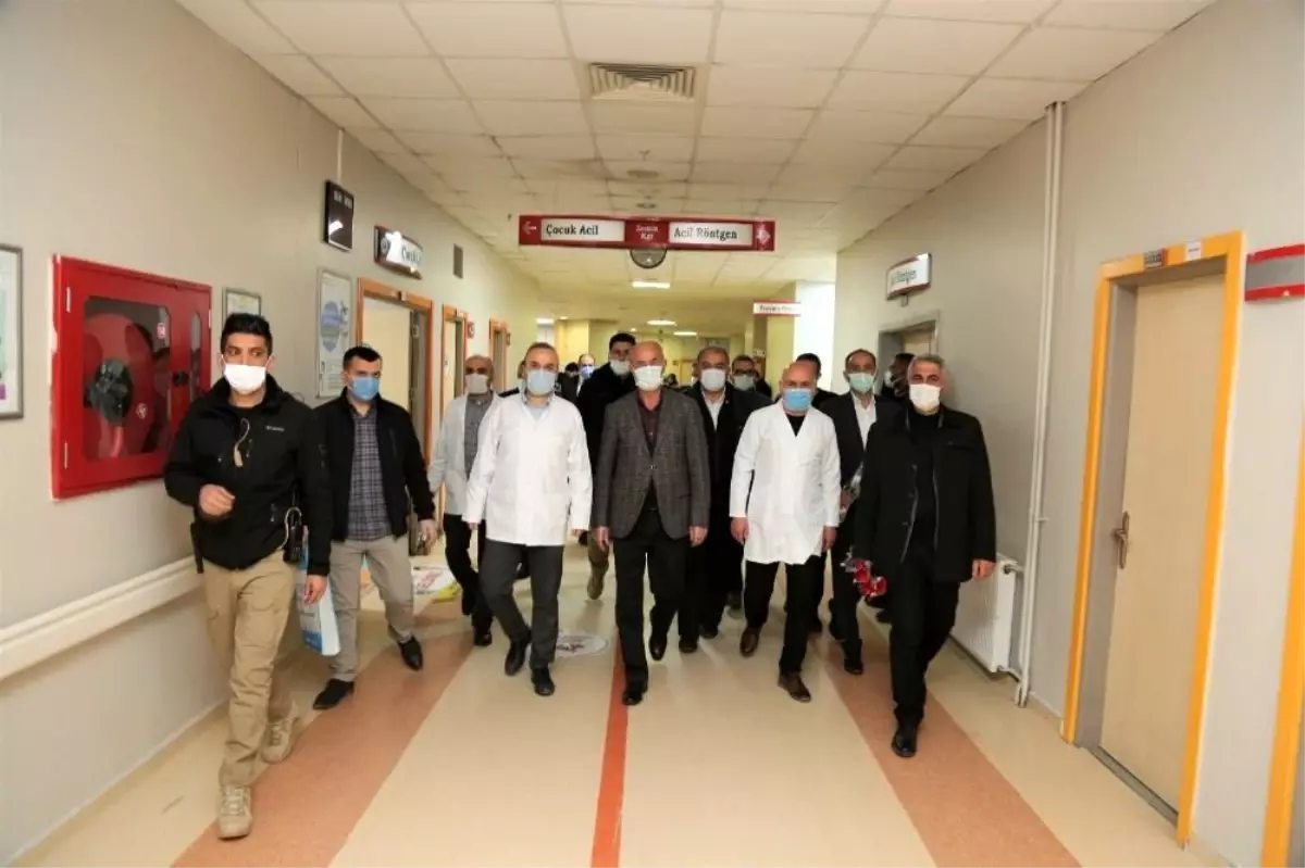 Başkan Akman\'dan sağlık çalışanlarına çiçekli teşekkür