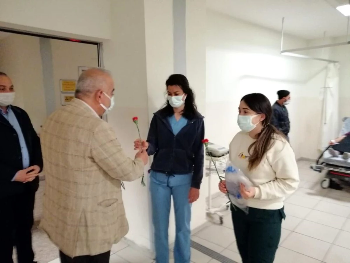 Başkan Bozkurt\'tan sağlık çalışanlarına karanfil
