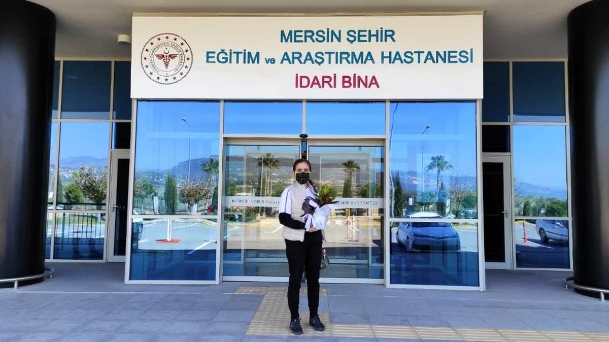 Başkan Tarhan\'dan sağlık çalışanlarına çiçek