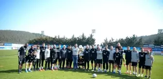 Beşiktaşlı futbolculardan sağlık ekibine çiçek