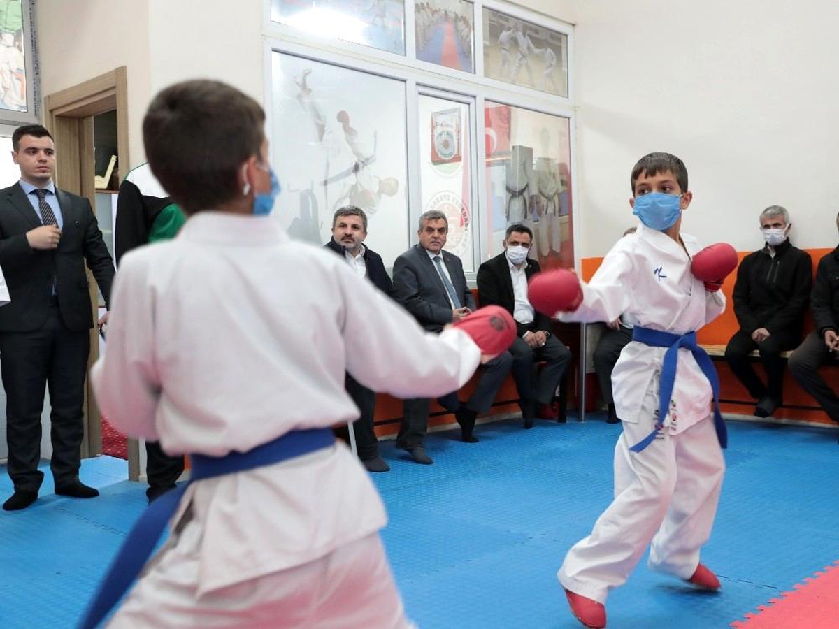 Beyazgül karateci gençlerle bir araya geldi