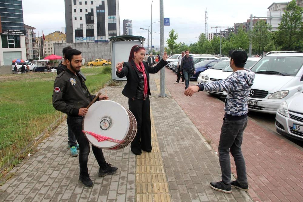 \'Boşandım\' diye davul zurna çaldırdı, şimdi de uzaklaştırma kararı aldırdı