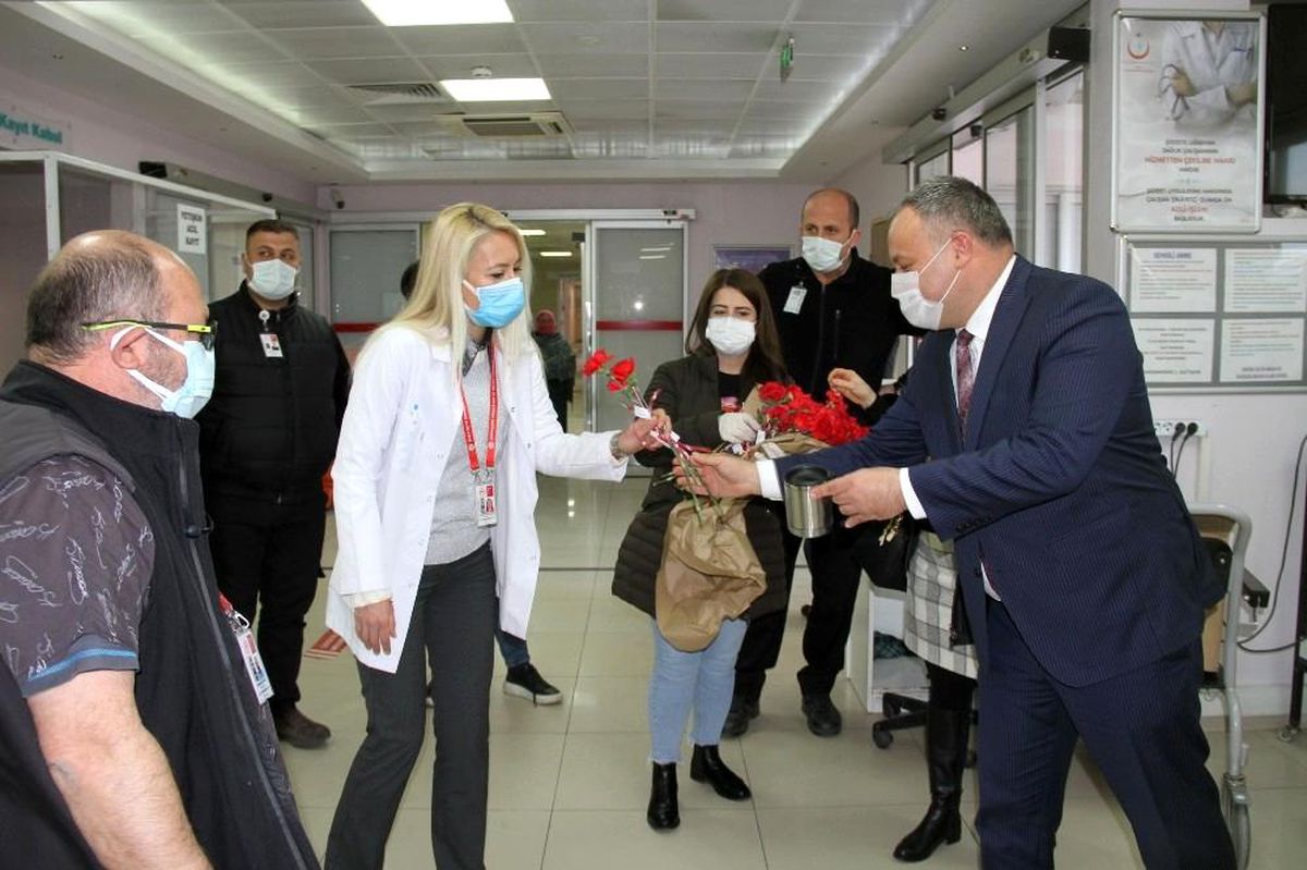 Buca Belediyesinden sağlıkçılara kırmızı karanfil