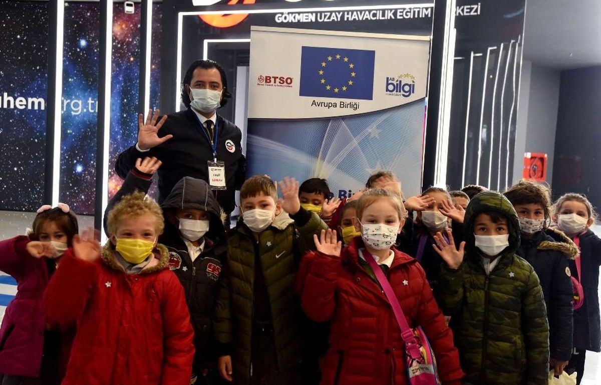 Son dakika haberleri: Çocuklar GUHEM\'de astronot kıyafeti giydi, uçak kullandı