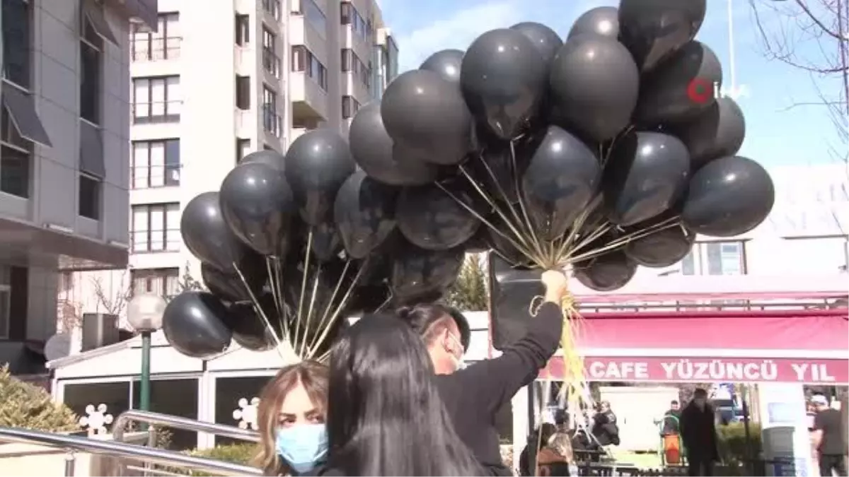 Covid-19\'dan ölen doktorlar için meslektaşları siyah önlük giydi