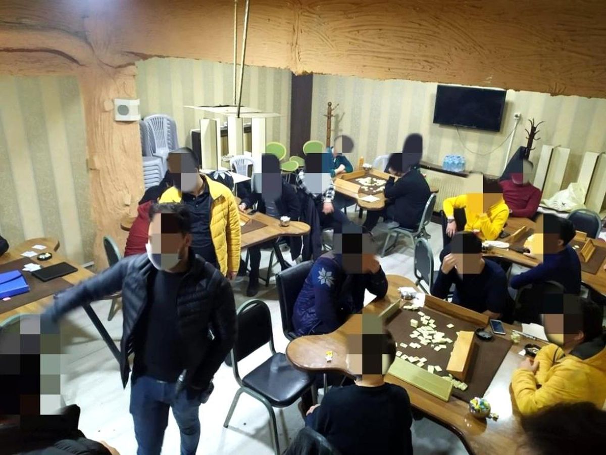 Covid-19 tedbirlerini hiçe sayarak okey oynayan ve nargile içen 19 sahsa ceza yağdı