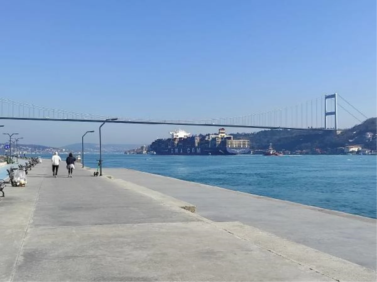 Dev gemi İstanbul Boğazı\'ndan geçti