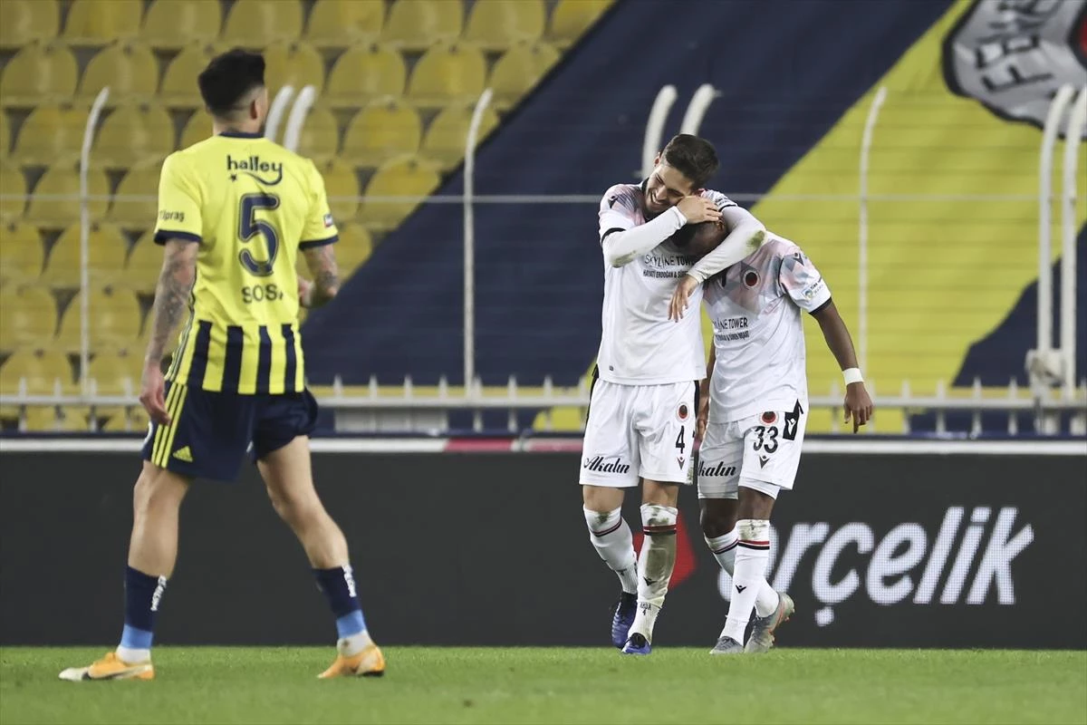 Fenerbahçe, sahasında Gençlerbirliği\'ne 2-1 mağlup oldu ve şampiyonluk yolunda büyük bir darbe aldı