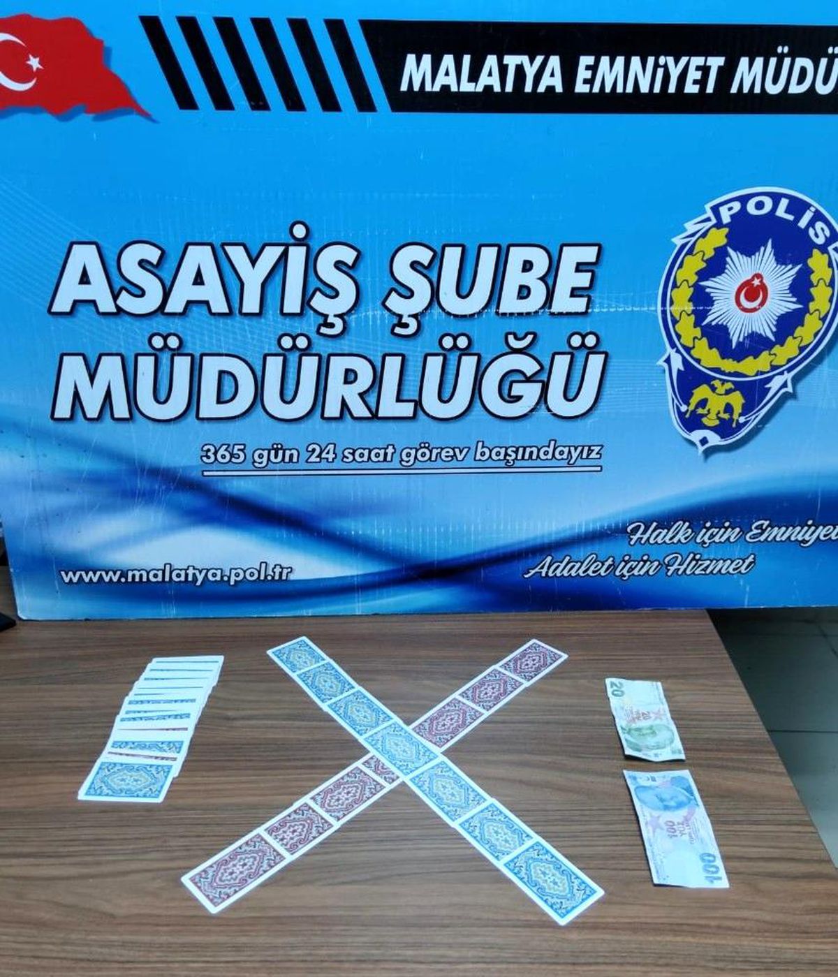 İş yerinde kumarcılar uynayanlara baskın
