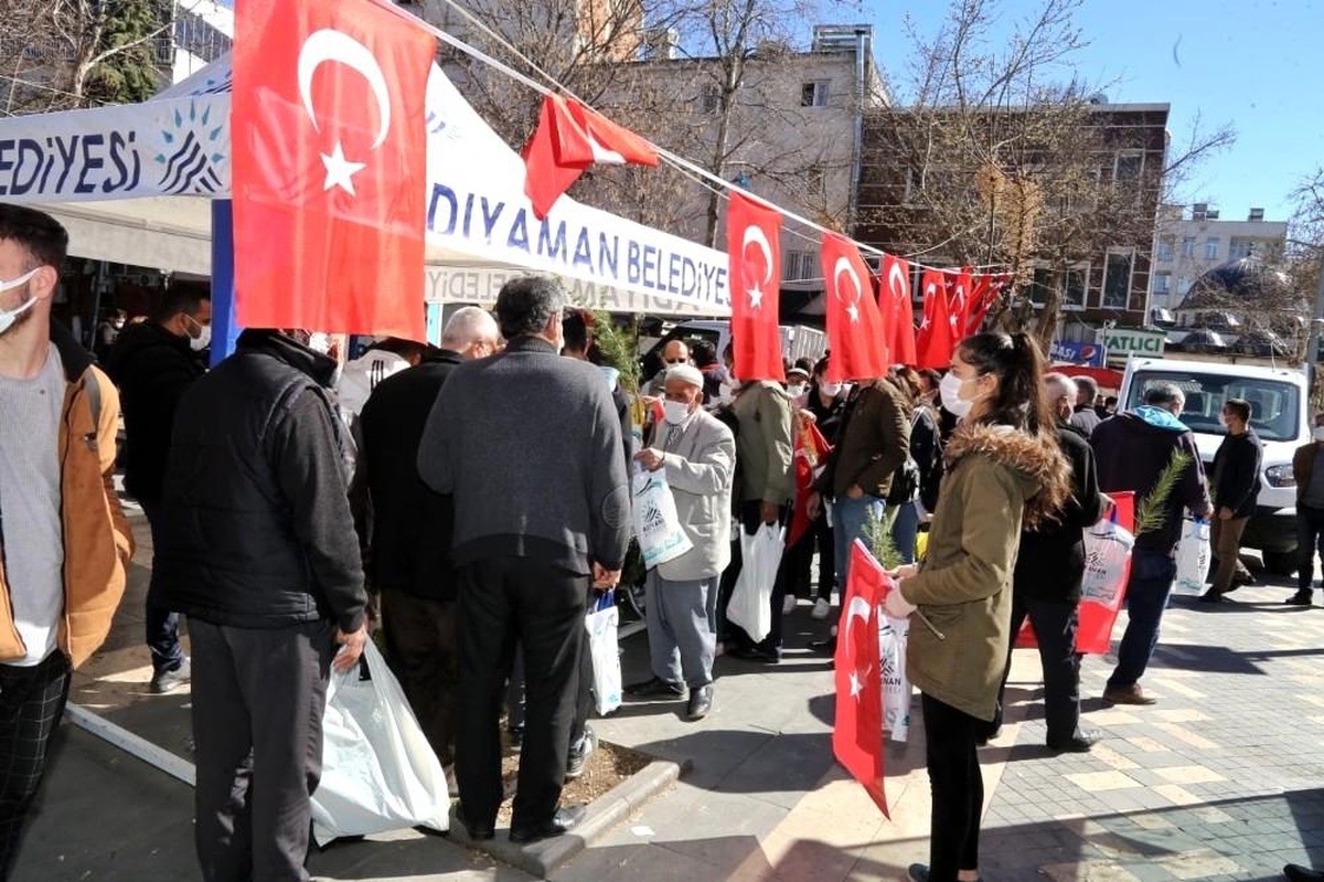 İstiklal Marşının Kabulü fidan dağıtılarak kutlandı