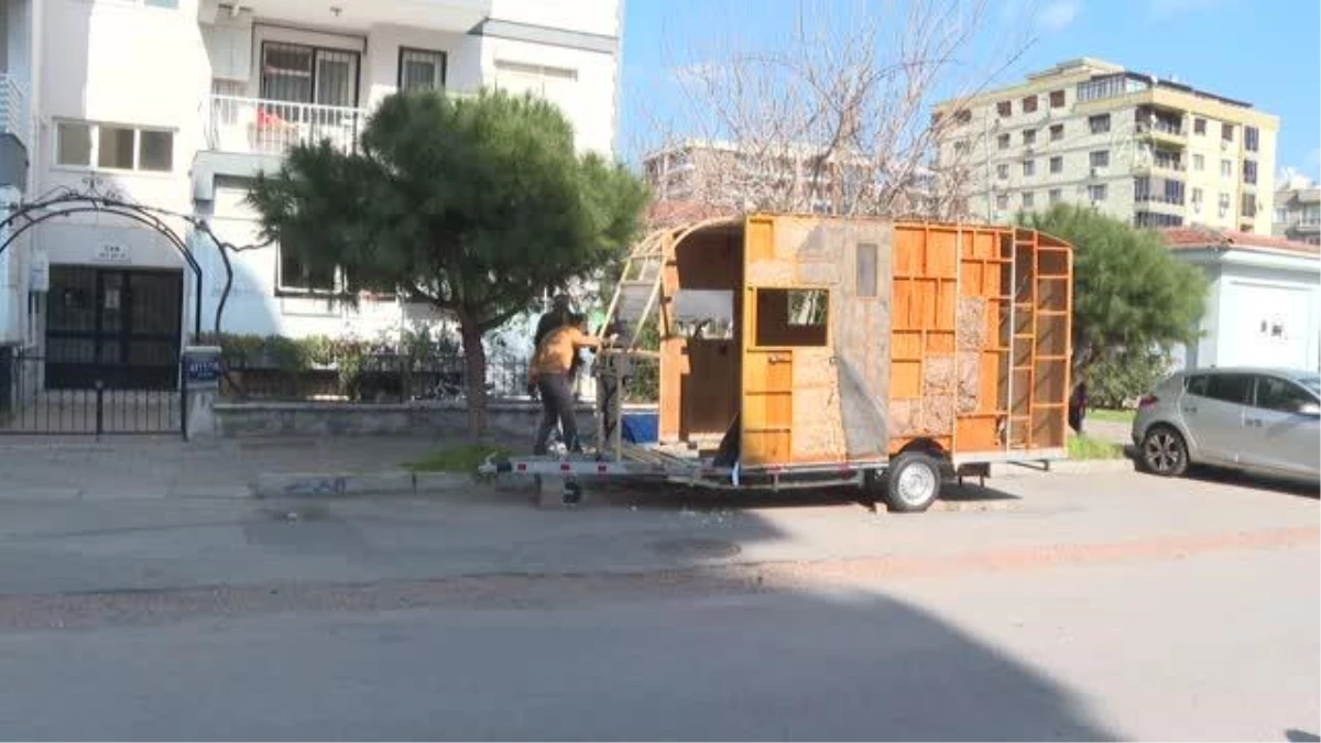 İzmirli memur, apartman bahçesinde kendi karavanını yapıyor