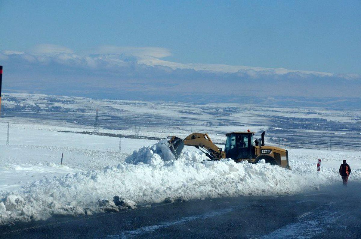 Karayolları Kars-Çıldır yolunda kar temizlemesi yapıyor