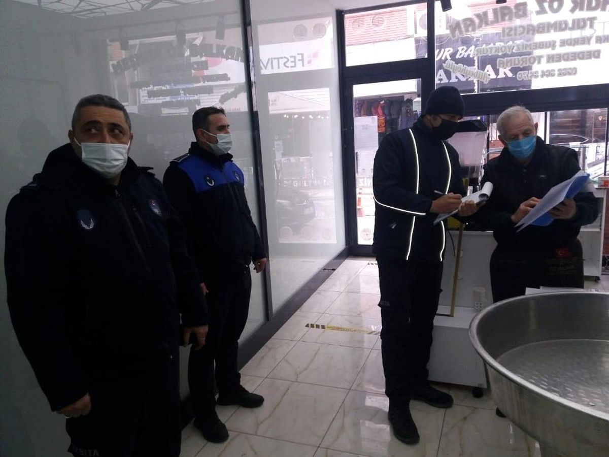 Kırklareli\'de zabıtadan iş yerlerinde Covid-19 denetimi