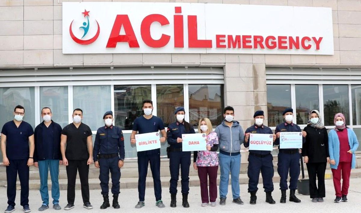 Son dakika haberleri! Kırşehir Jandarmadan sağlıkçılara çiçekli kutlama