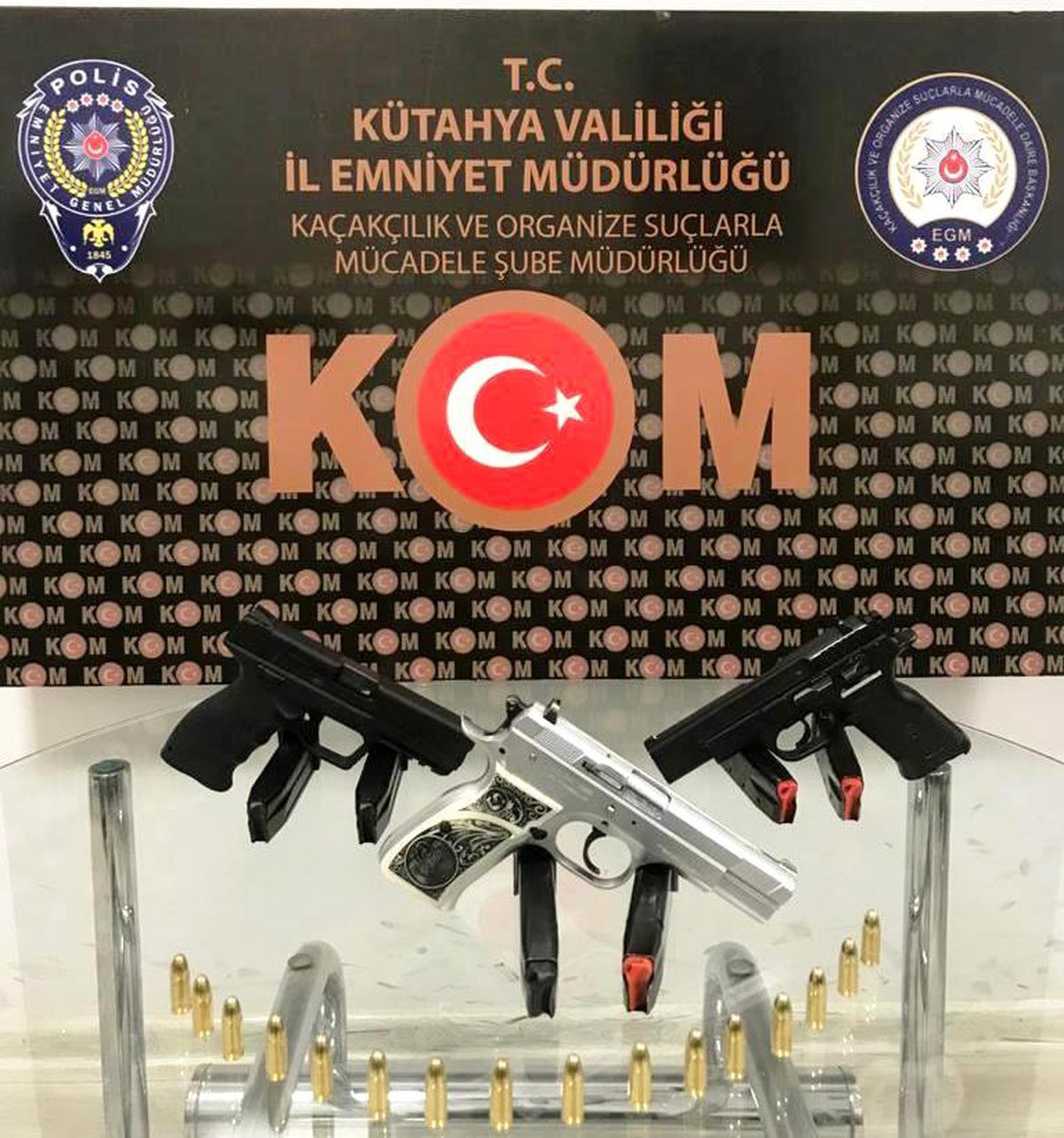 Kütahya\'da bir araçta 3 ruhsatsız tabanca ele geçirildi