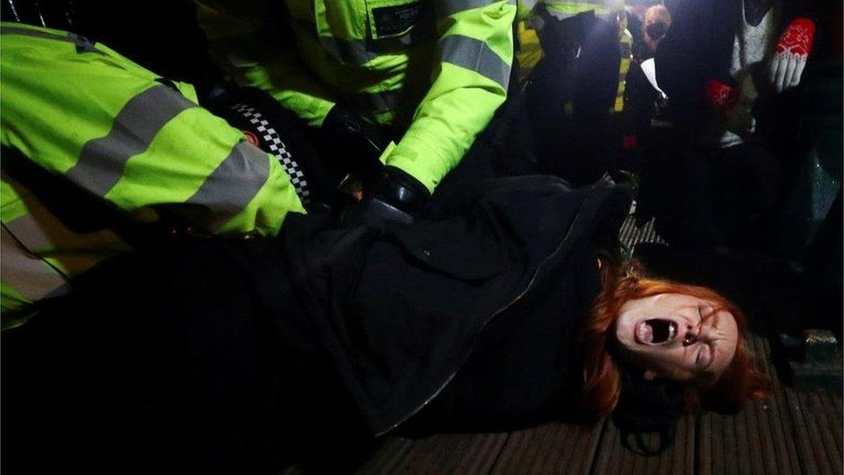 Londra\'da Sarah Everard cinayetini protesto eden kadınlara polis müdahale etti