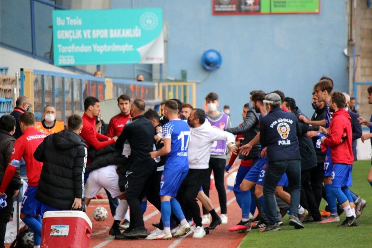 Maç sonrası sahada arbede çıktı