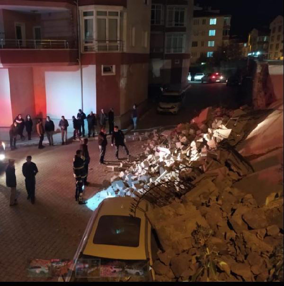 Nevşehir\'de istinat duvarı çöktü, 3 otomobilde hasar oluştu