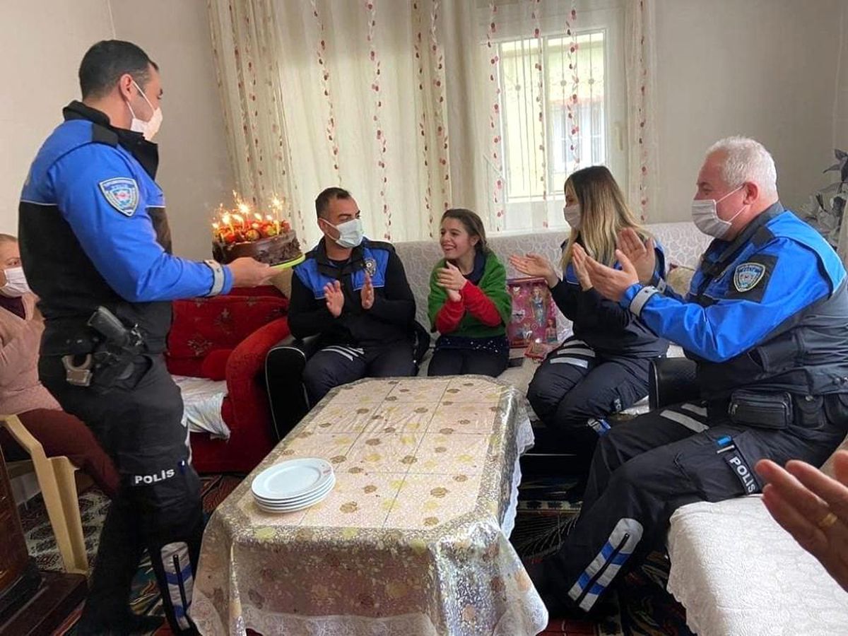 Son dakika haberleri: Polisten engelli çocuğa doğum günü sürprizi
