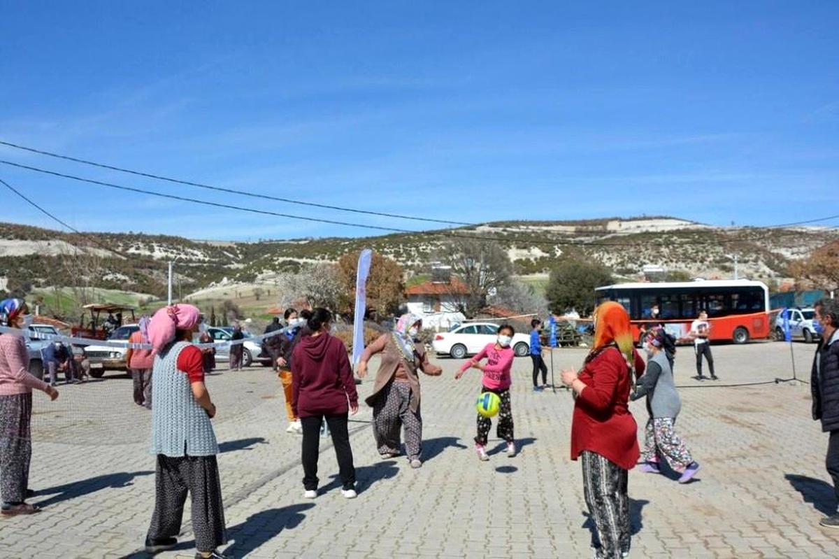 Selendi\'deki spor panayırında renkli görüntüler