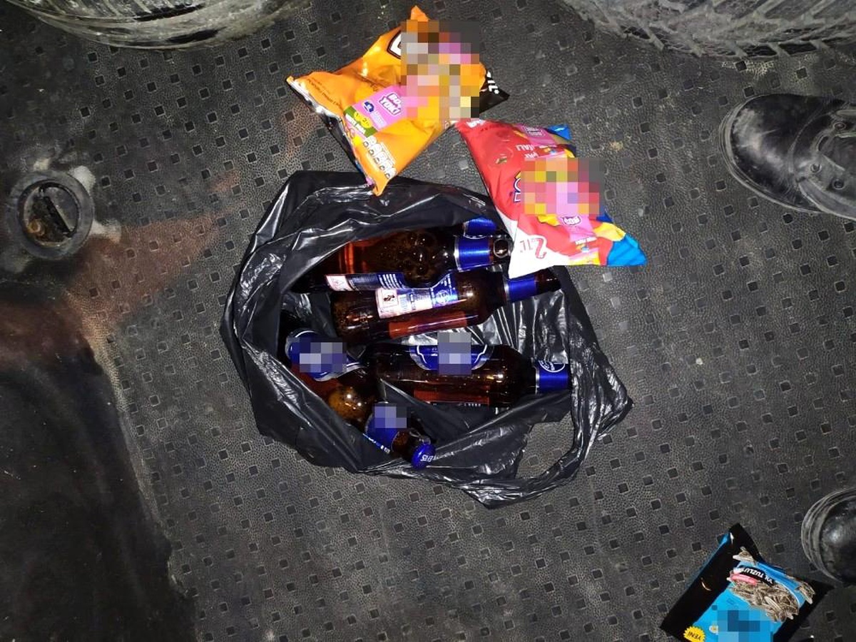 Sokağa çıkma yasağında alkol satarken yakalandılar