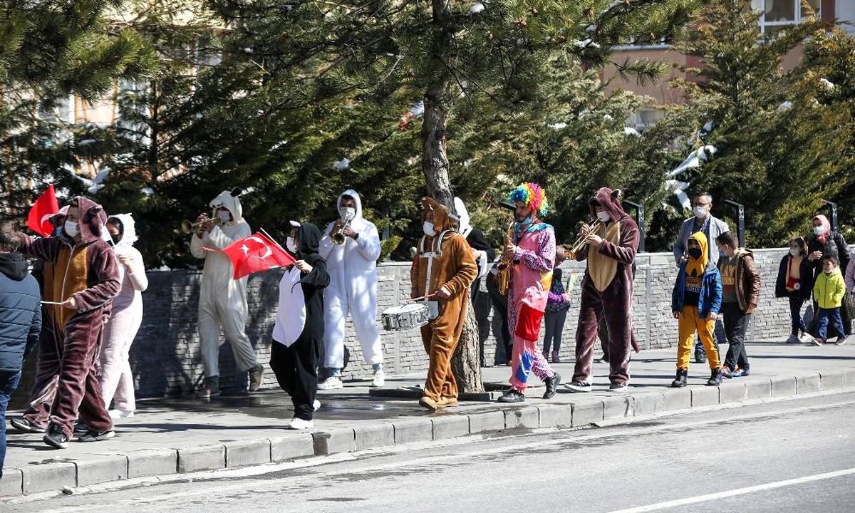 Talas Belediyesinin Maskot Bando Takımı hafta sonlarına renk katıyor