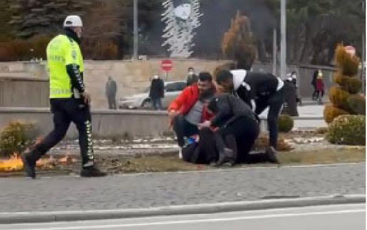 Üzerine benzin dökerek kendini yakmaya kalktı, vatandaşlar kurtardı