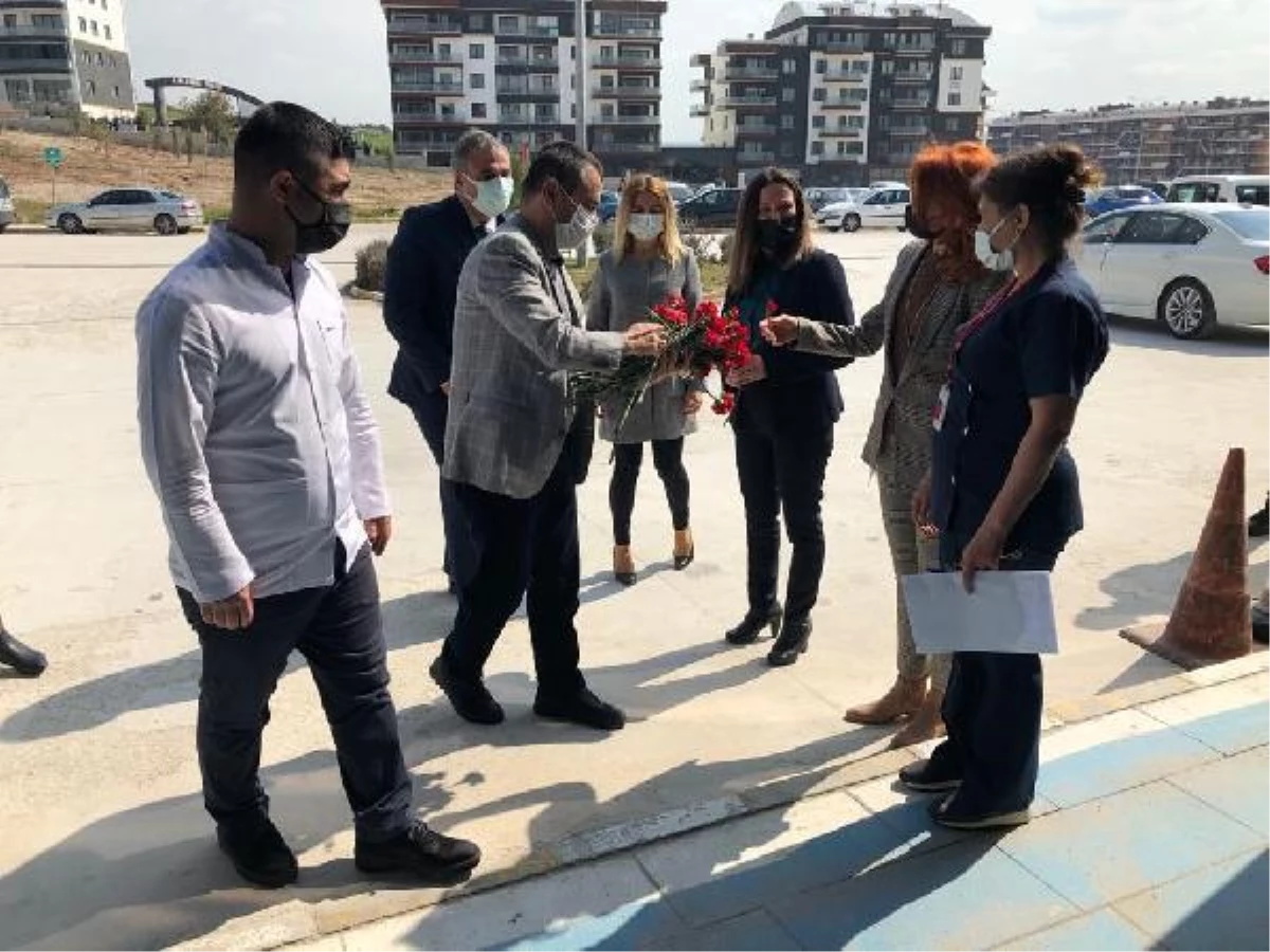 Vali Aktaş \'Tıp Bayramı\'nı kutladığı sağlık çalışanlarına karanfil verdi