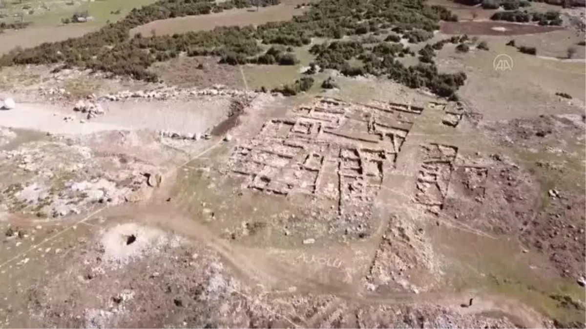 Yol yapım çalışması sırasında bulunan tarihi yerleşim yerinde kazılar sürüyor