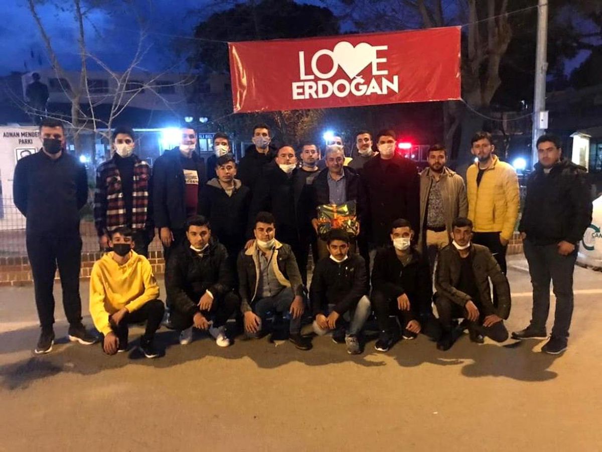 AK gençlerden Başkan Kaplan\'a doğum günü sürprizi