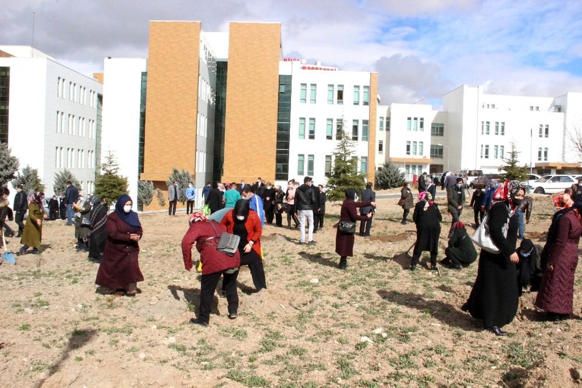 AK Parti, sağlık çalışanları anısına hastane bahçesine fidan dikti
