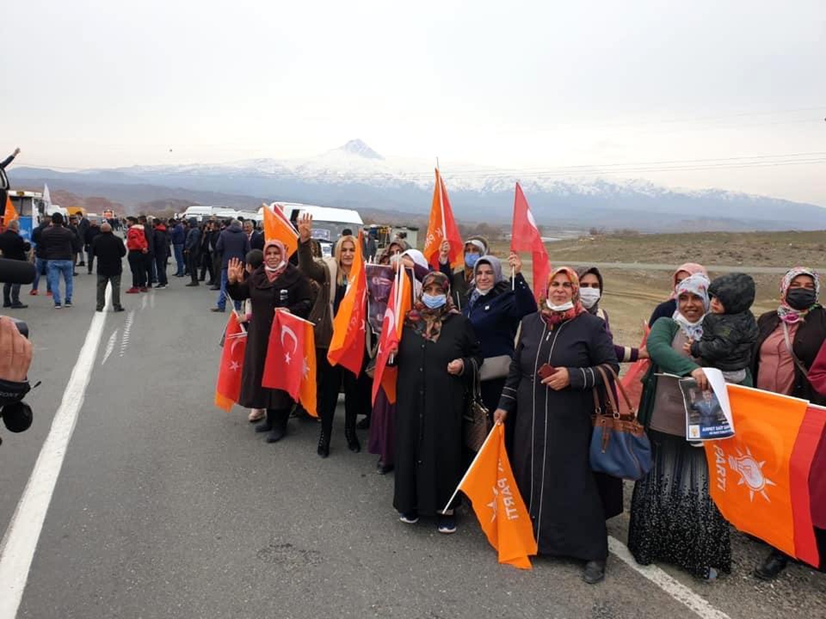 AK Parti\'ye geçiş yapan Tuzluca Belediye Başkanı ilçe girişinde coşkuyla karşılandı