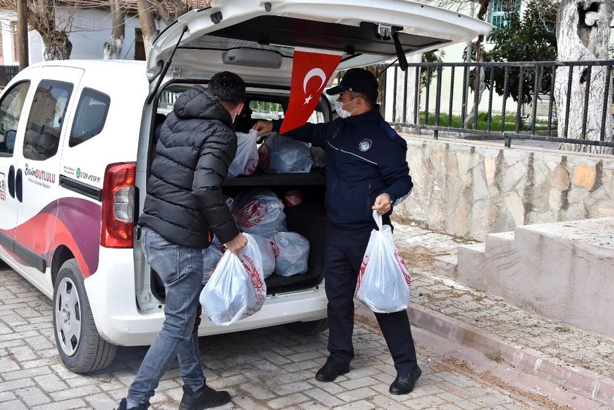 Akhisar Belediyesinden karantinadaki mahalleye yardım paketi desteği