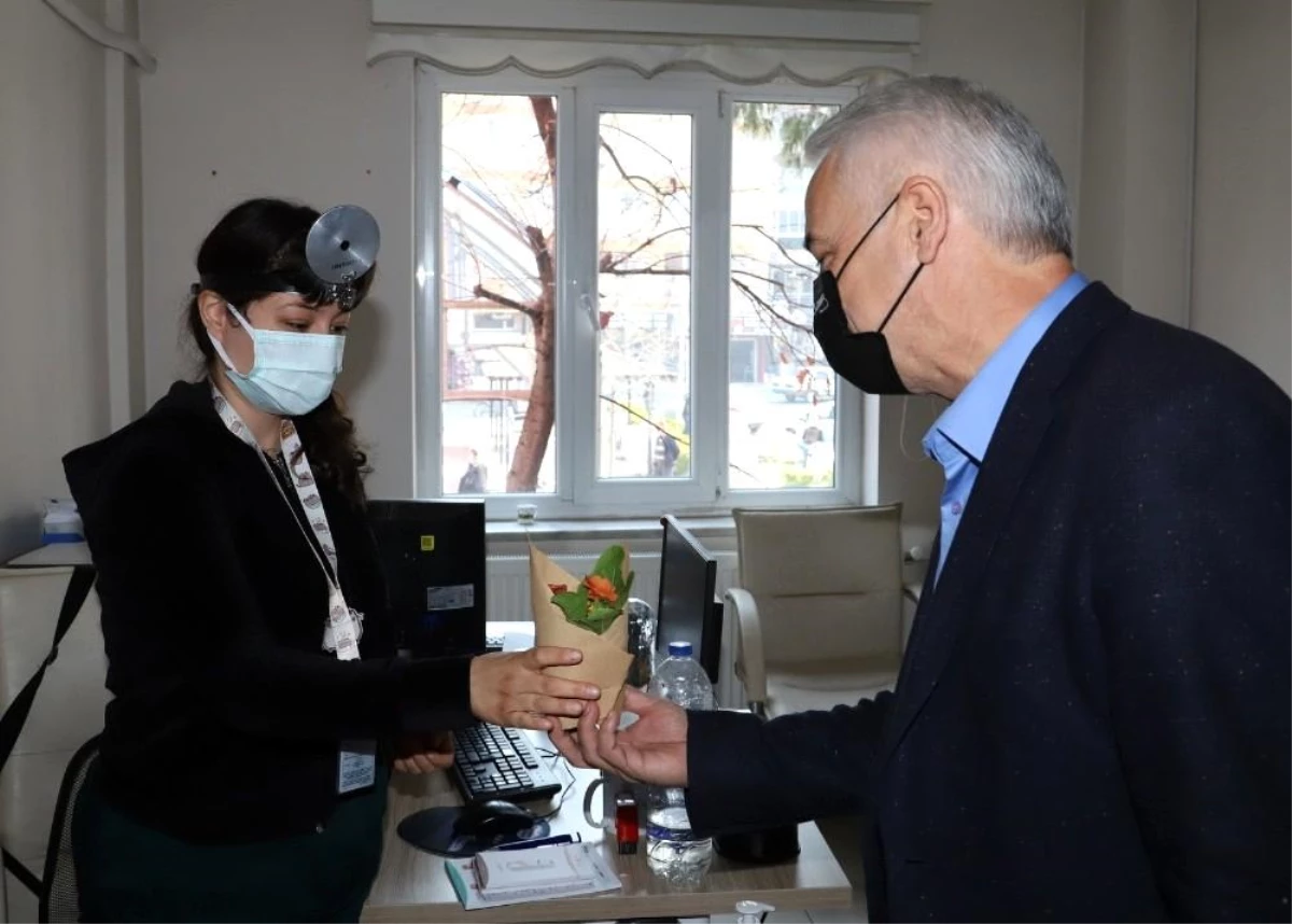 Başkan Bilgin, sağlık çalışanlarına çiçek dağıttı