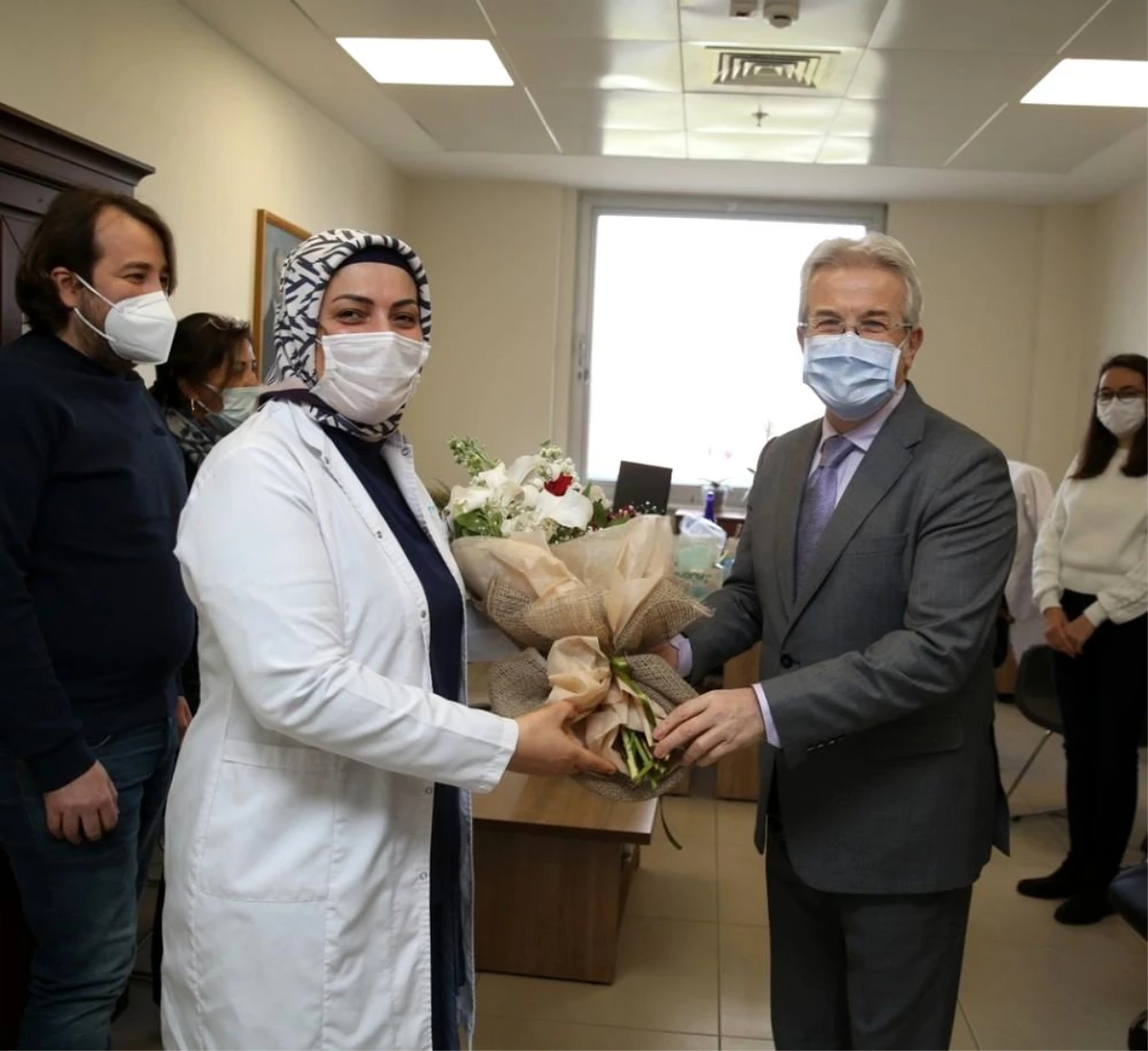 Başkan Erdem sağlık çalışanlarının Tıp Bayramı\'nı kutladı