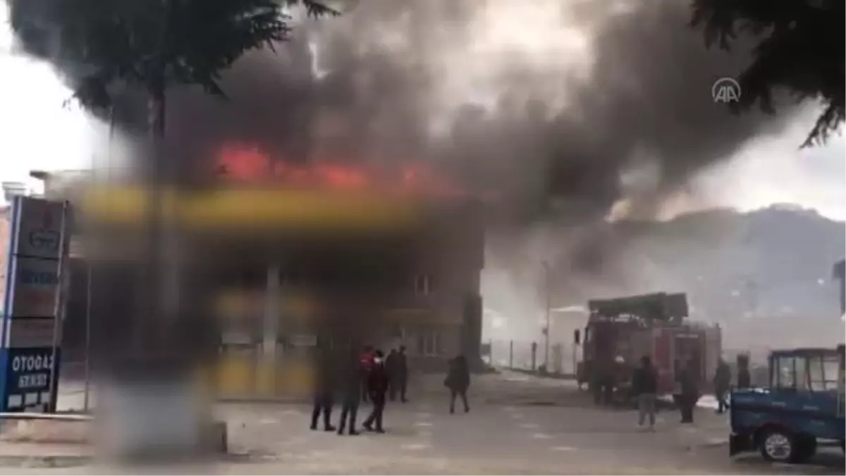 Benzin istasyonunun idari binası yangında zarar gördü