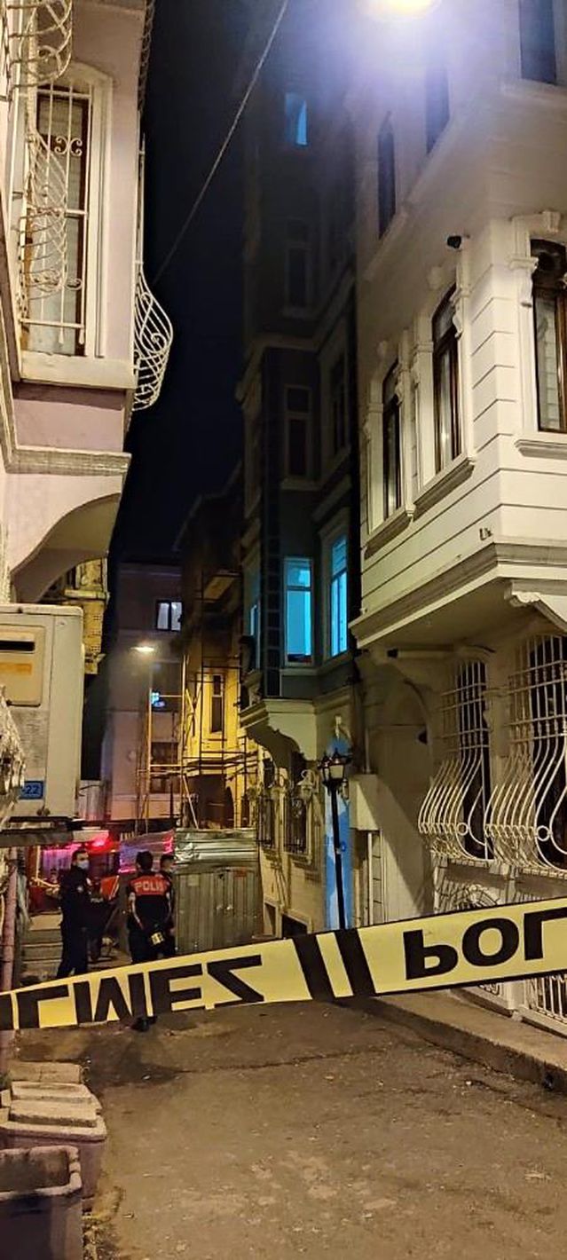 Son dakika haberleri... Beyoğlu'nda bir pansiyonda çıkan yangında 3 kişi dumandan etkilendi