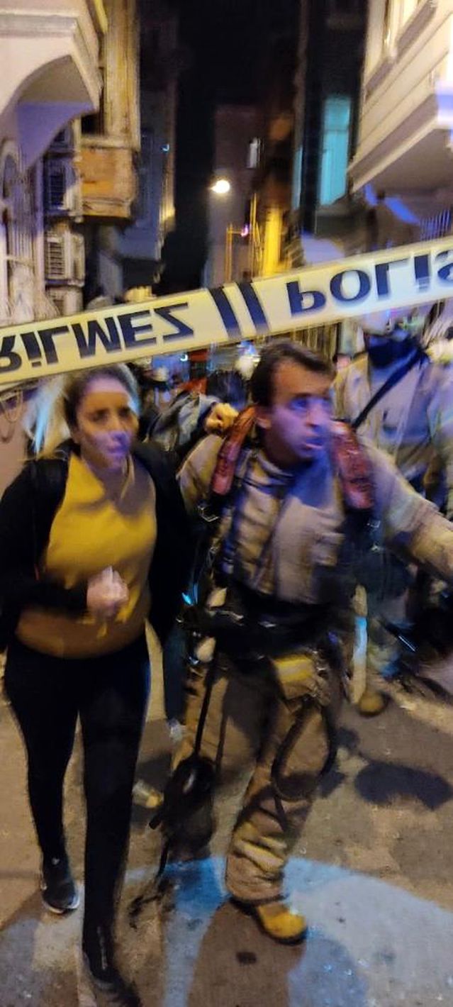 Son dakika haberleri... Beyoğlu'nda bir pansiyonda çıkan yangında 3 kişi dumandan etkilendi