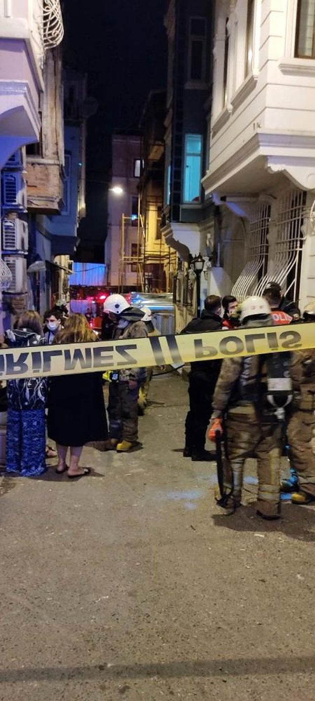Son dakika haberleri... Beyoğlu'nda bir pansiyonda çıkan yangında 3 kişi dumandan etkilendi
