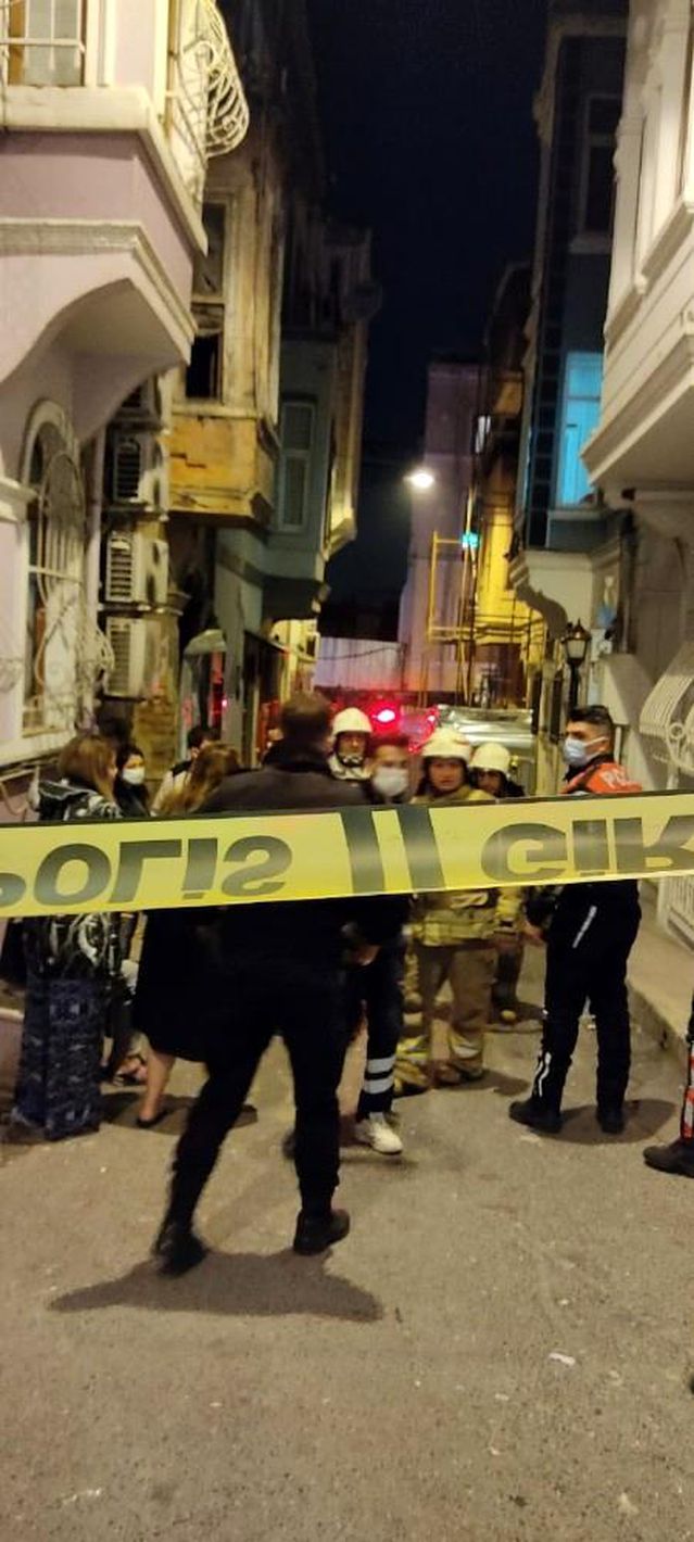 Son dakika haberleri... Beyoğlu'nda bir pansiyonda çıkan yangında 3 kişi dumandan etkilendi