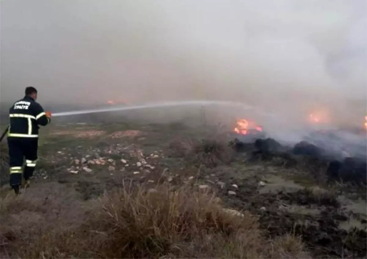 Burdur\'da 50 dönüm arazi yandı, köylüler traktör ve tankerlerle su taşıdı