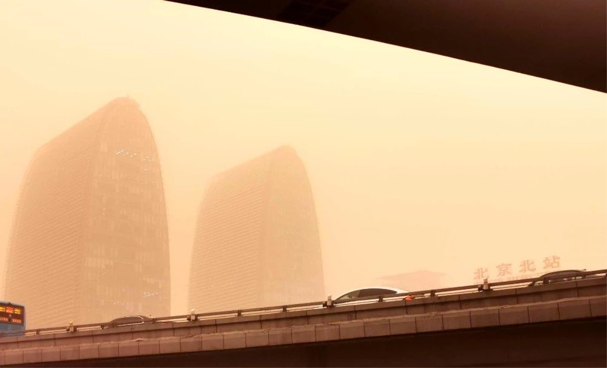 Çin\'de şiddetli kum fırtınasında gökyüzü sarı renge büründü