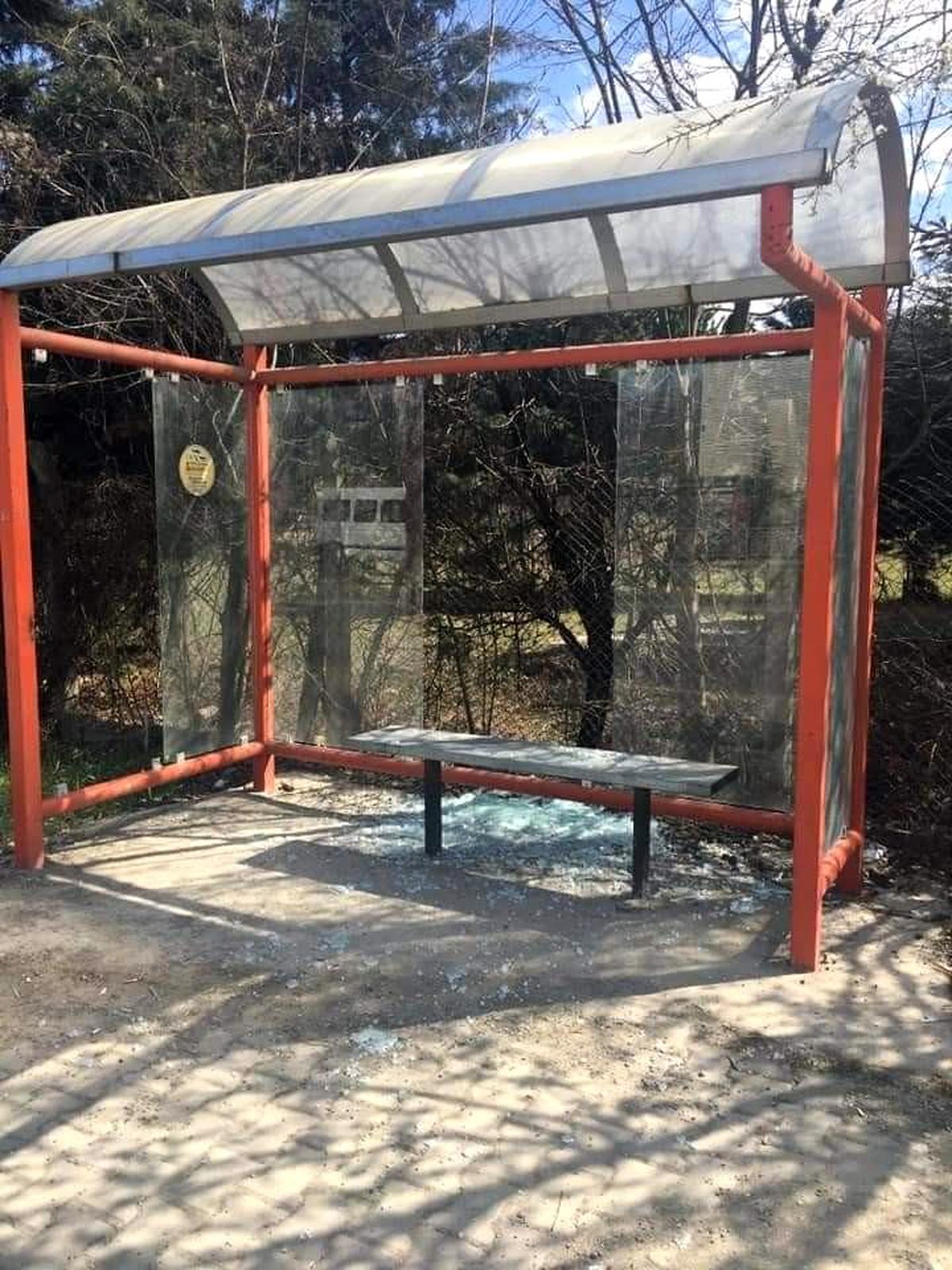 Devrek\'te dolmuş duraklarının camlarını kırdılar