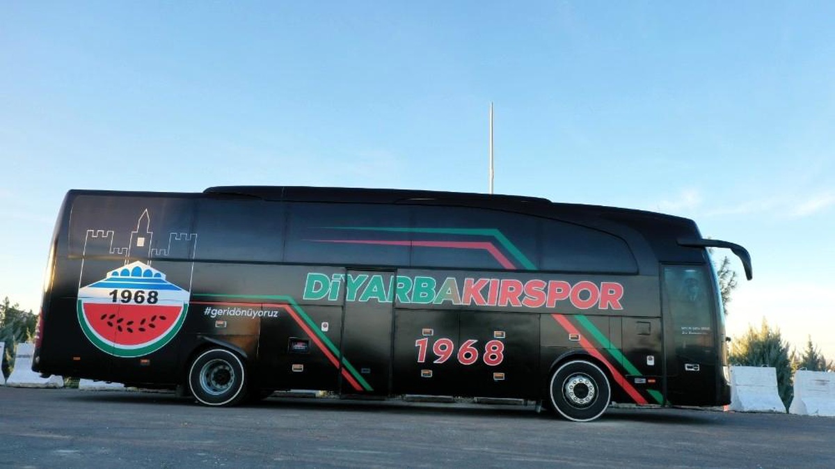 Diyarbakırspor\'a Ali Gaffar Okkan resimli yeni otobüs