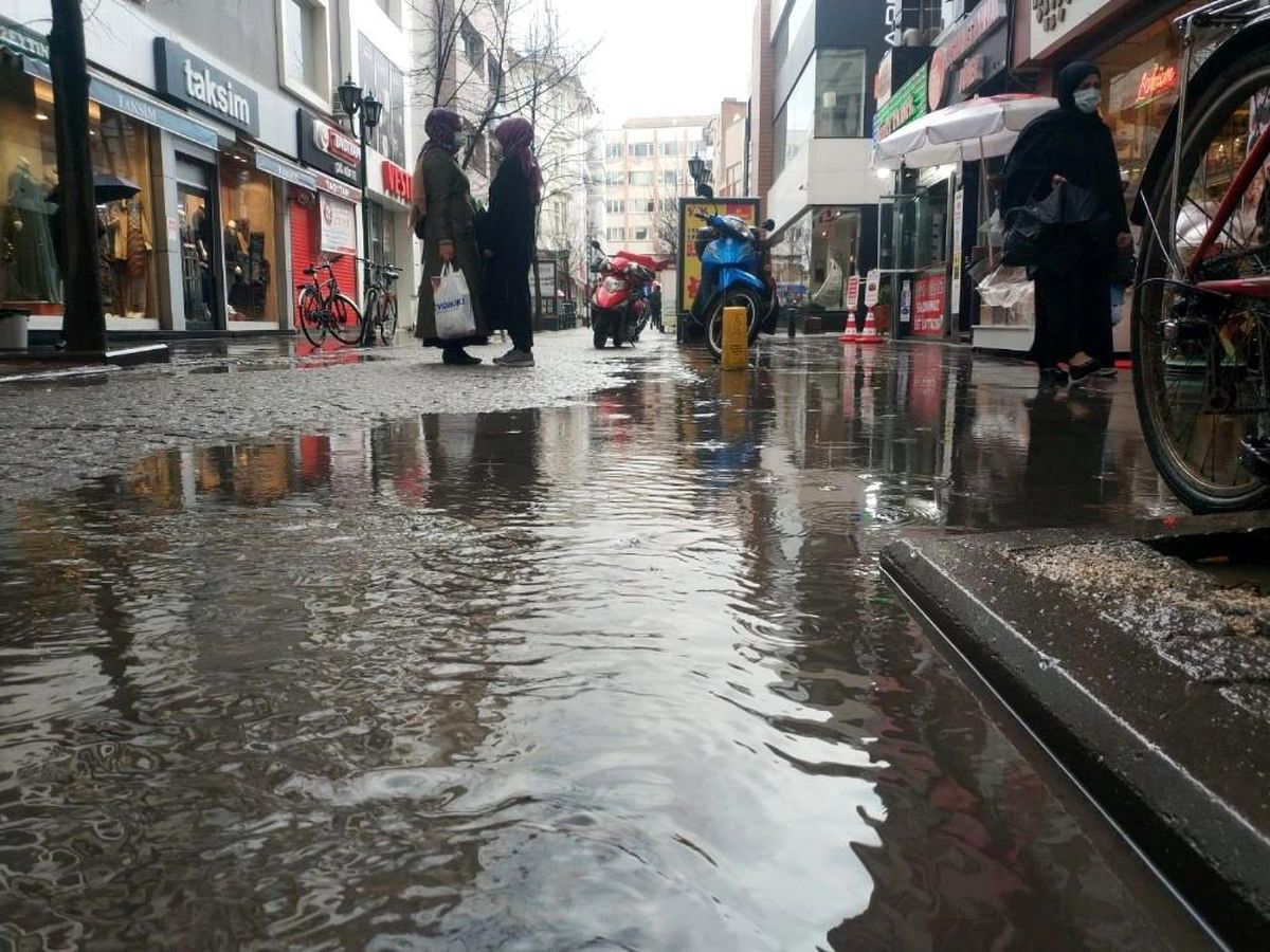 Eskişehir\'de aniden bastıran yağmur sokakları gölete çevirdi
